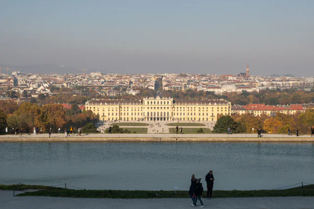 Il-Palazz ta' Schönbrunn jidher mill-Gloriette tul il-pixxina u l-ġonna tal-ħarifa lejn Vjenna.